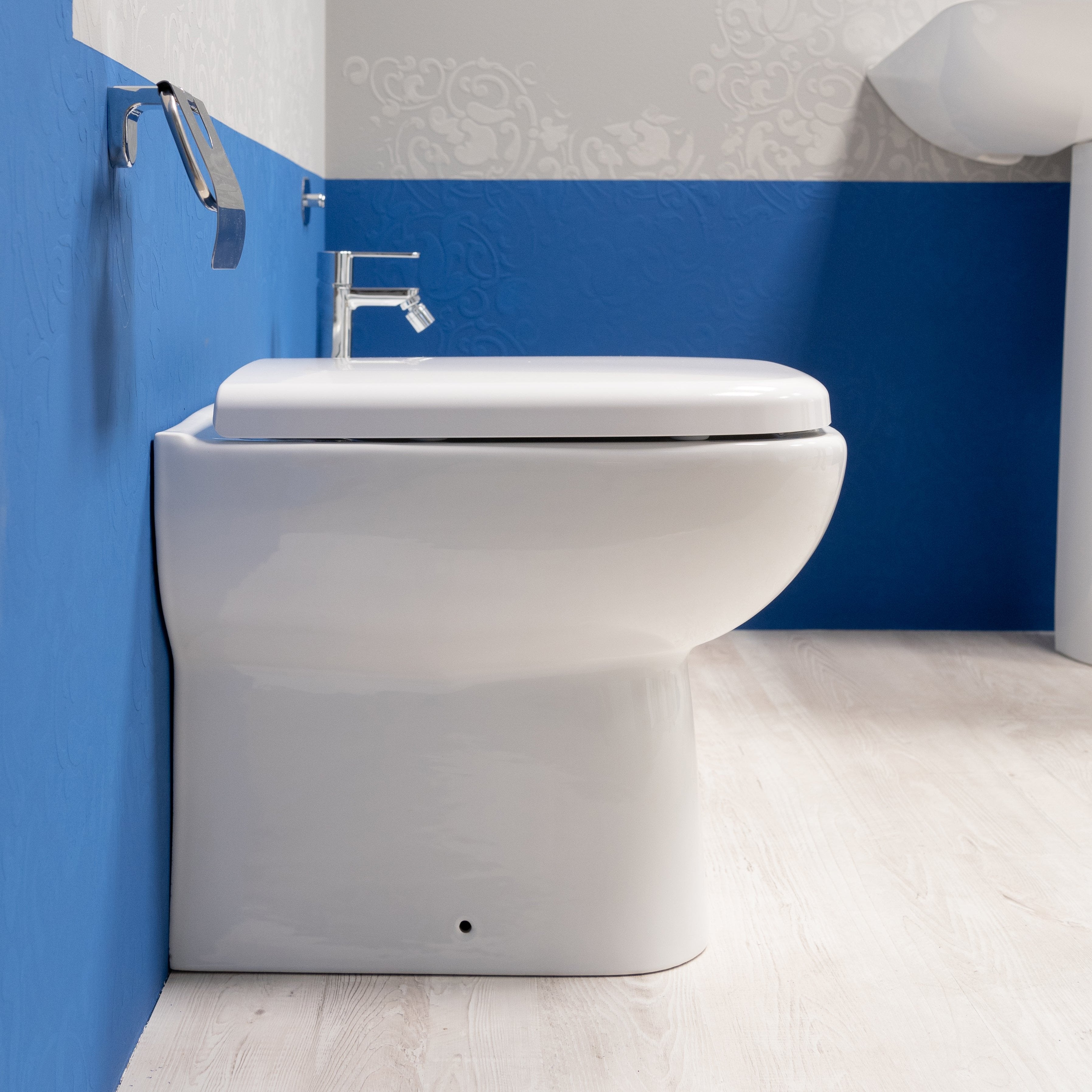 Coppia di sanitari in ceramica + sedile soft close incluso