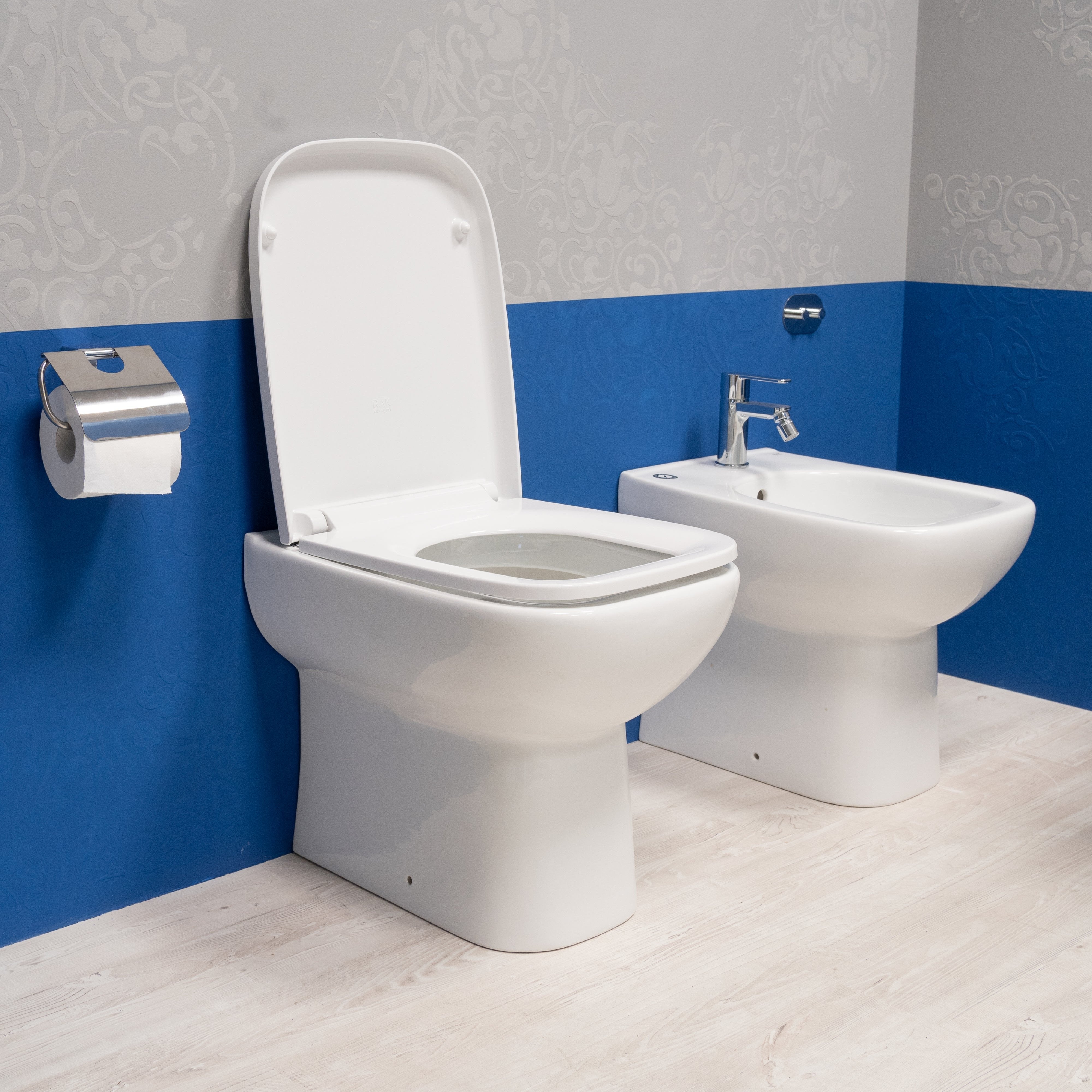 Coppia di sanitari in ceramica + sedile soft close incluso