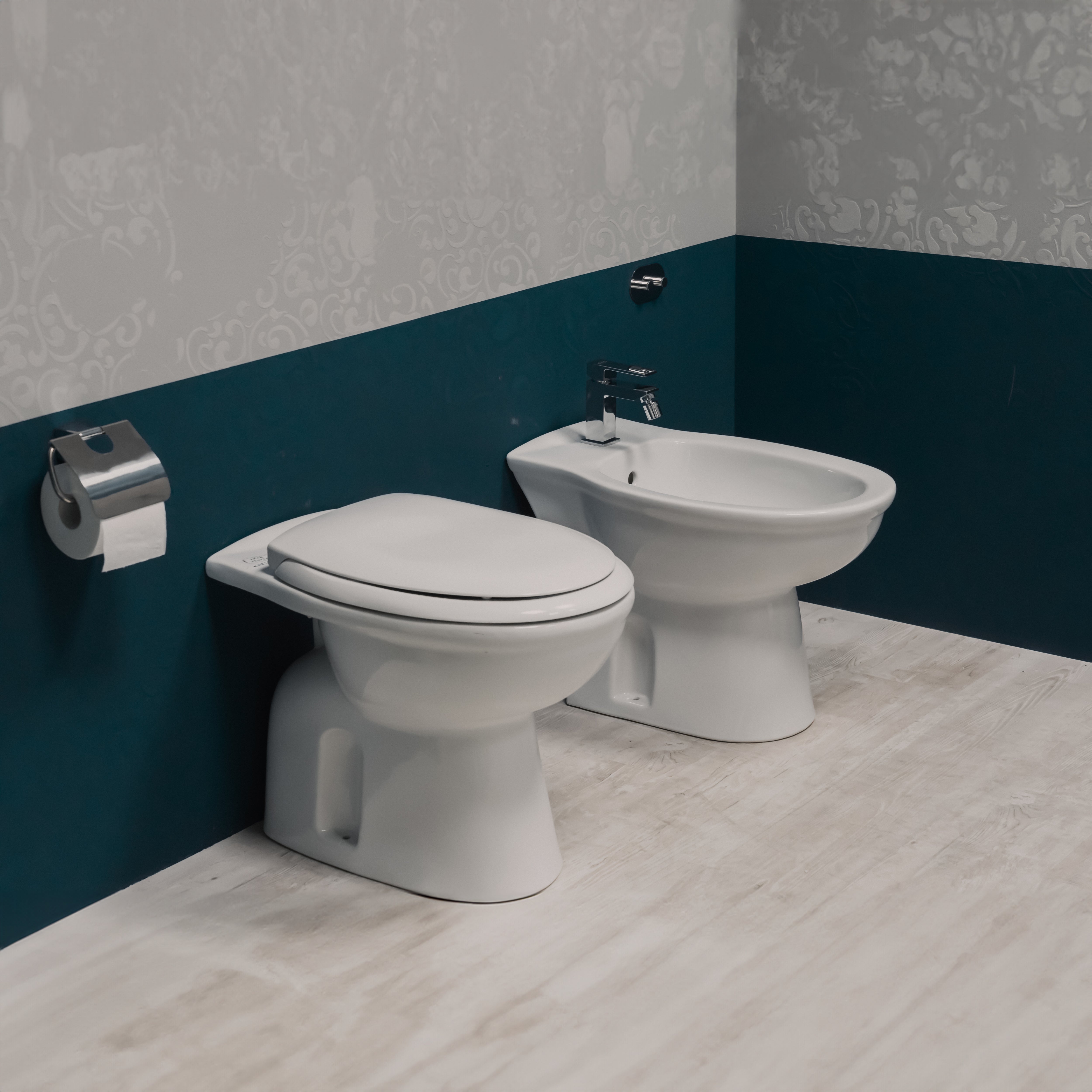 Rak coppia sanitari tradizionali a terra Karla in ceramica: bidet + WC scarico a terra con sedile incluso