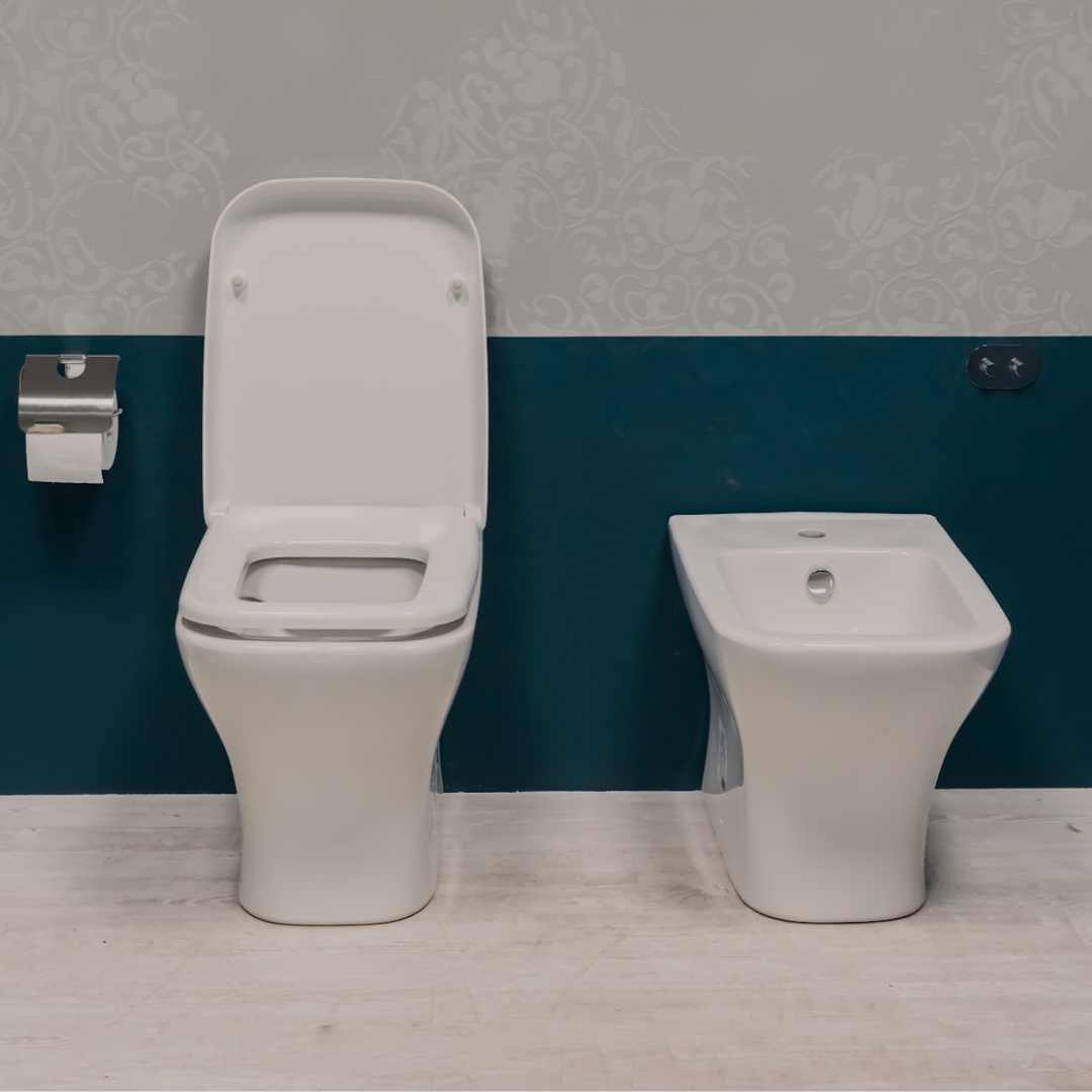 Coppia sanitari  filo muro (BTW)  in ceramica a terra bidet + WC scarico a terra con sedile soft close Mia Square