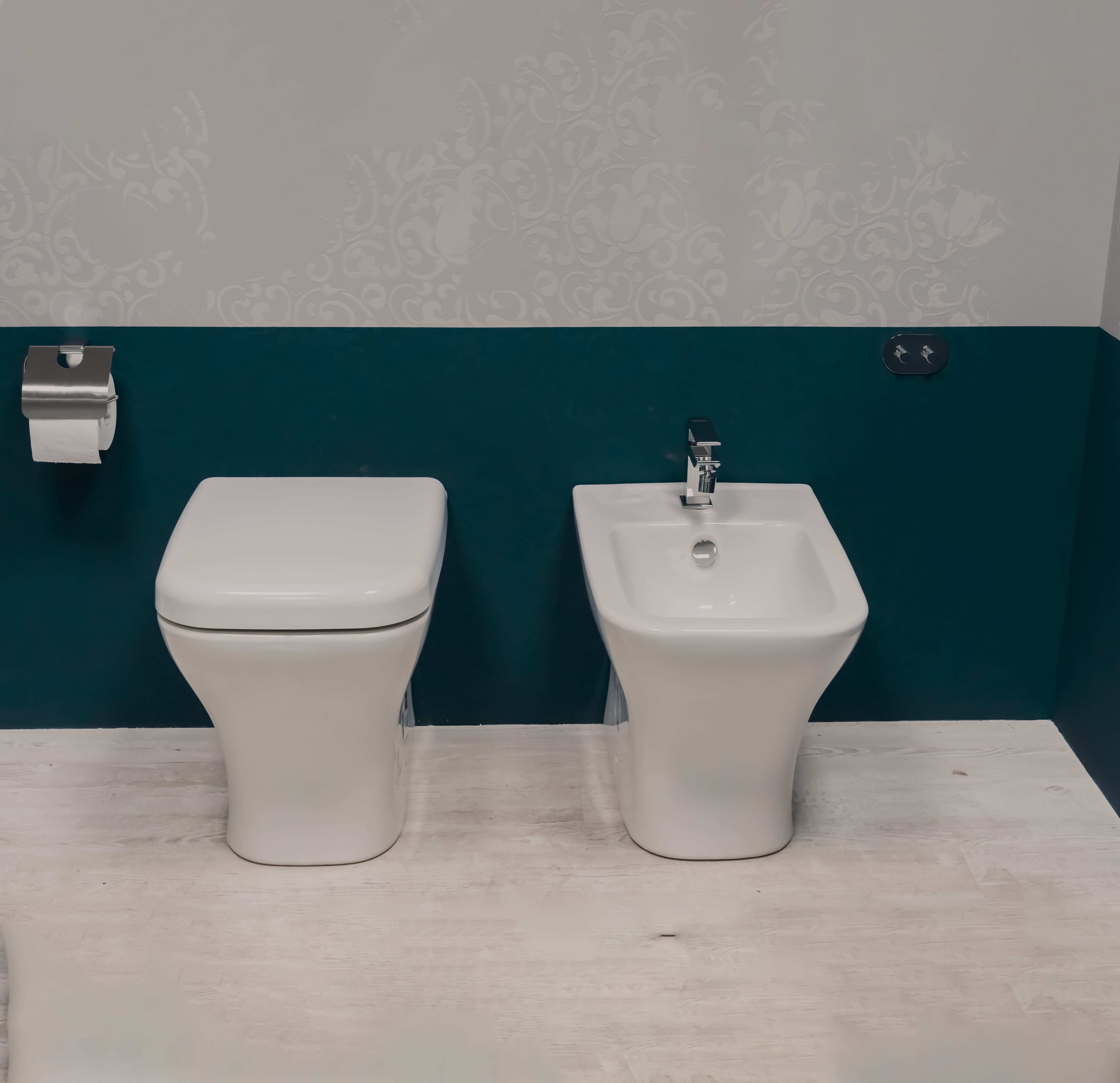 Coppia sanitari  filo muro (BTW)  in ceramica a terra bidet + WC scarico a terra con sedile soft close Mia Square