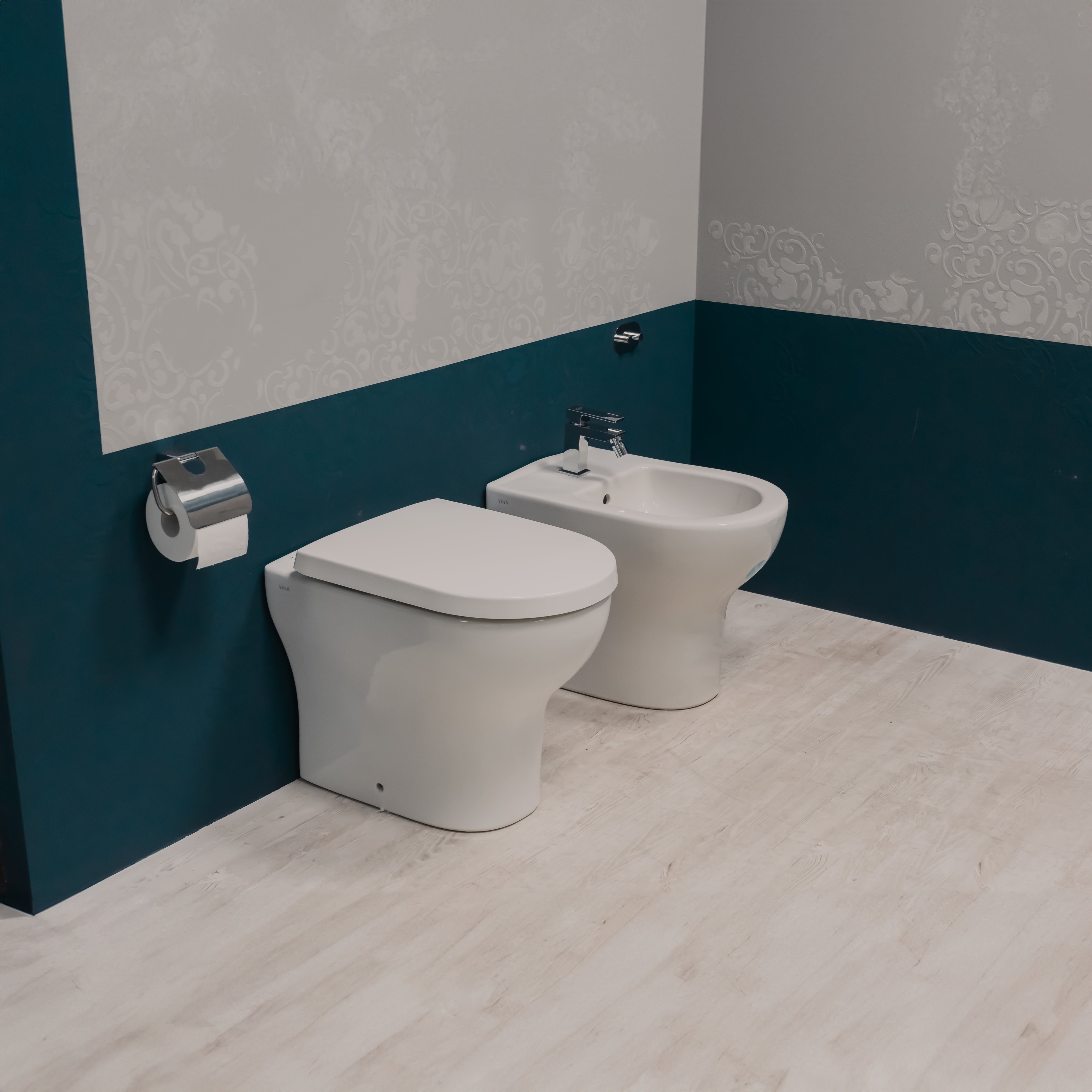 Coppia sanitari in ceramica filomuro Zentrum: bidet + WC con sedile softclose